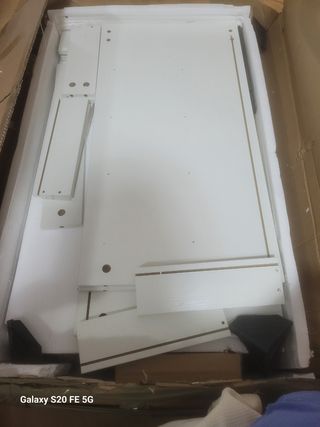 Tocador con espejo blanco