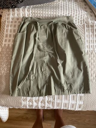 Falda verde militar con estrellas