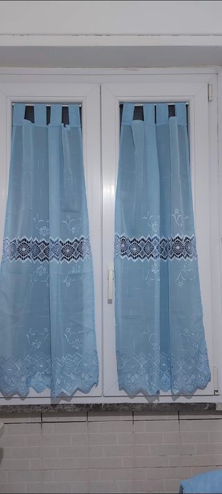 Tende a finestra azzurre in tessuto
