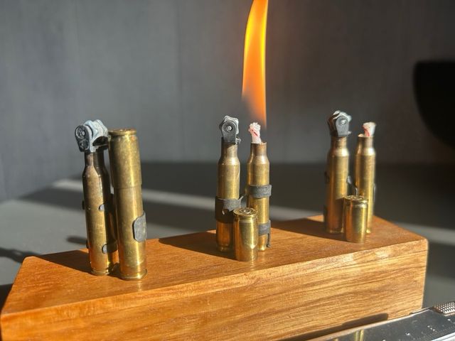 Mechero artesanal con vainas y cartuchos