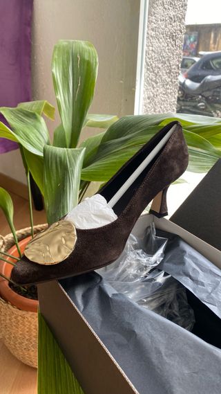 Tacones ante marrón-dorado