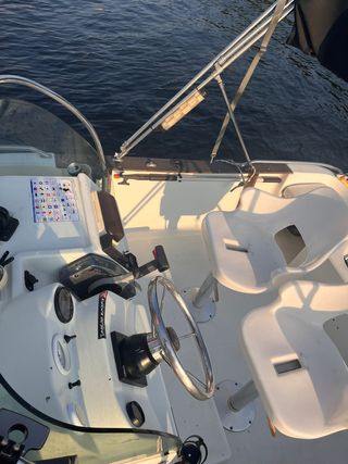 Barco fueraborda Jeanneau Cap Camaran 555