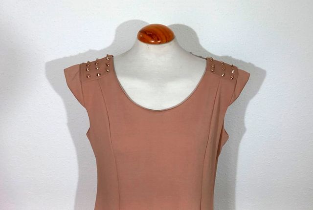 Vestido beige tachuelas hombros