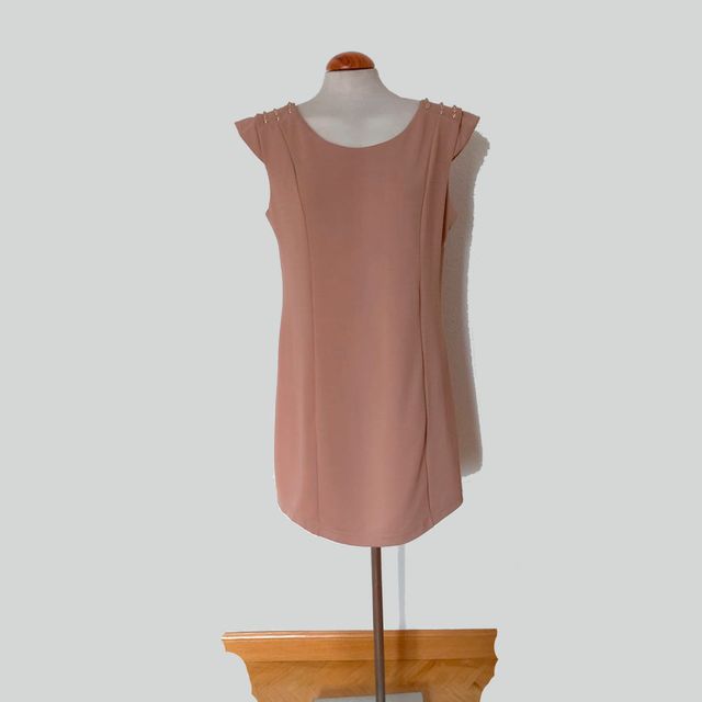Vestido beige tachuelas hombros