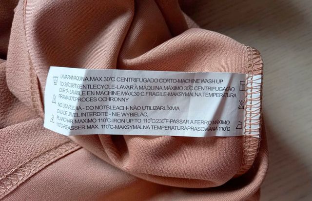 Vestido beige tachuelas hombros