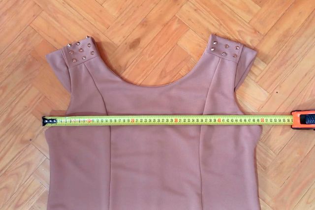 Vestido beige tachuelas hombros