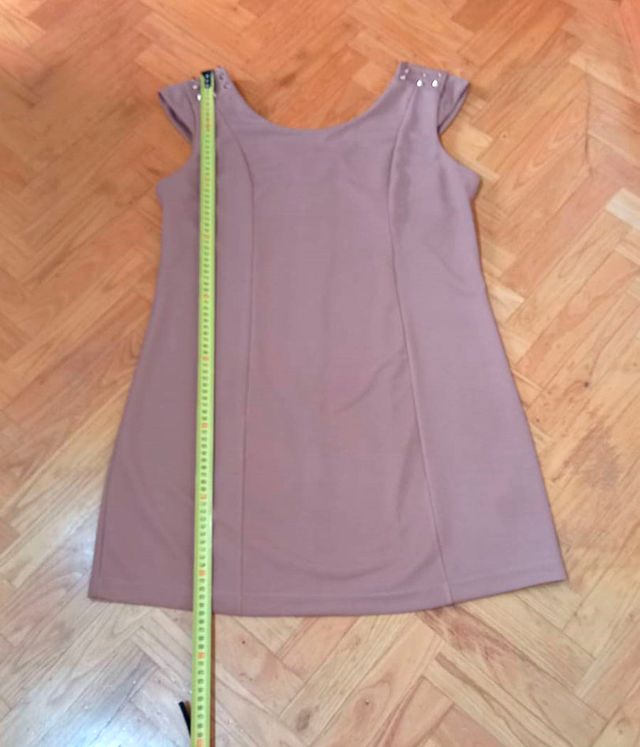 Vestido beige tachuelas hombros