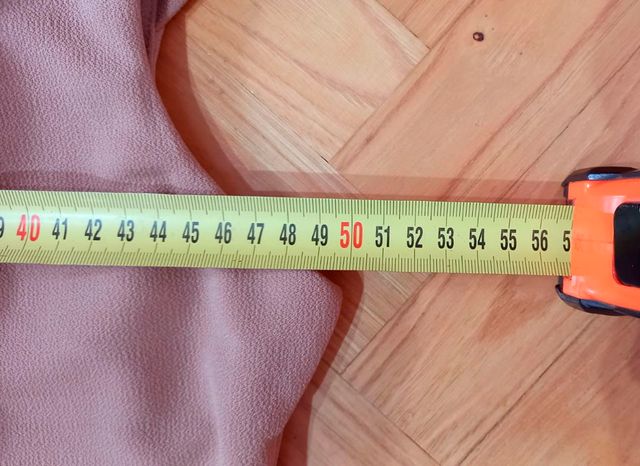 Vestido beige tachuelas hombros