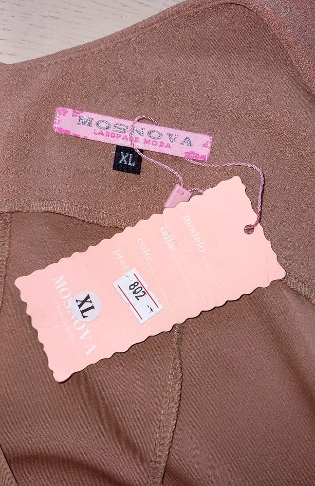 Vestido beige tachuelas hombros