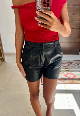 Shorts polipiel negros Stradivarius