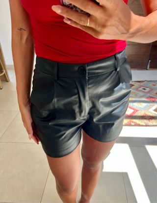 Shorts polipiel negros Stradivarius