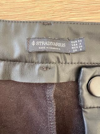 Shorts polipiel negros Stradivarius