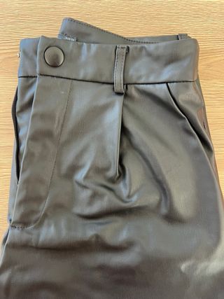 Shorts polipiel negros Stradivarius