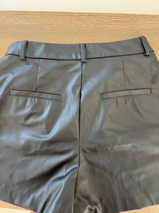 Shorts polipiel negros Stradivarius