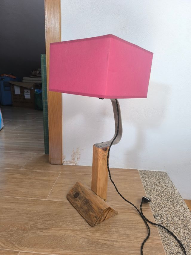Lampara rosa artesanal - madera metal