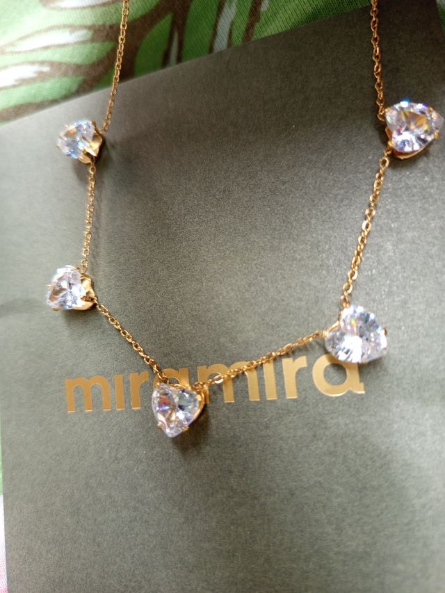 Cadena dorada con circonitas.