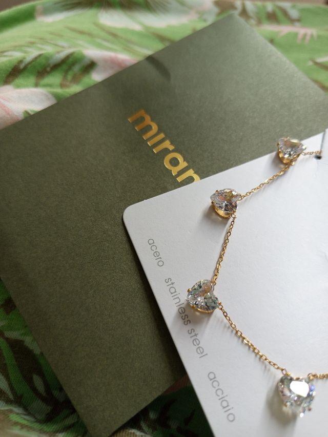 Cadena dorada con circonitas.