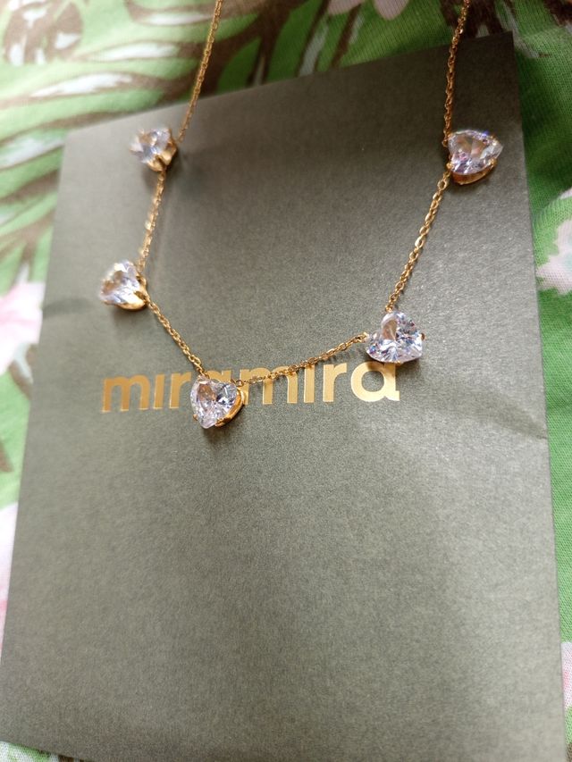 Cadena dorada con circonitas.