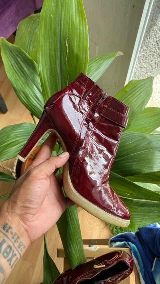 Botines rojos de tacón, segunda mano