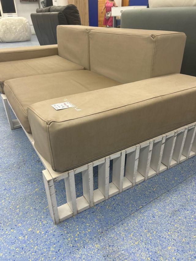 Sofá 2 plazas beige y blanco
base de madera