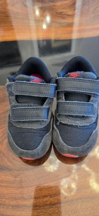 Zapatillas Nike niño - talla pequeña. Número 23,5
