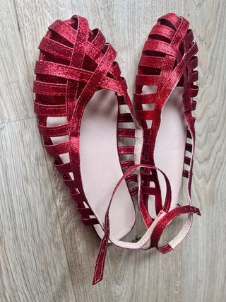 Sandalias rojas planas brillantes