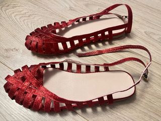 Sandalias rojas planas brillantes