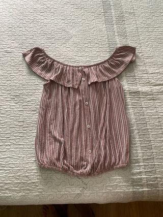 Blusa rosa y blanca con volantes