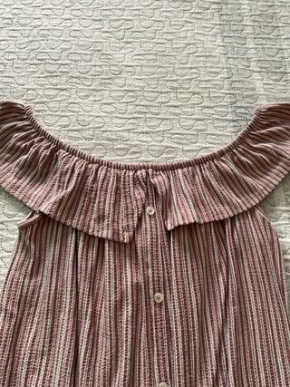 Blusa rosa y blanca con volantes