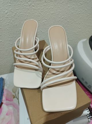 Sandalias tacón beige