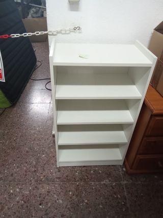 Estantería blanca pequeña