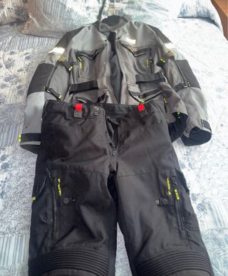 Traje moto gris-negro-verde claro IXS
