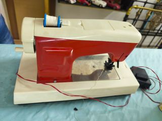 Máquina de coser eléctrica Román