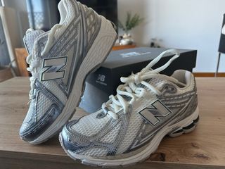 Zapatillas New Balance 530 - Blancas y Plateadas