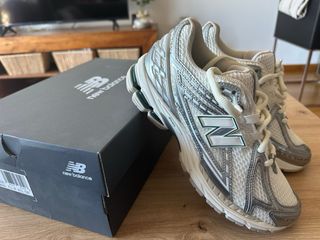 Zapatillas New Balance 530 - Blancas y Plateadas