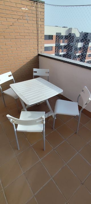 Mesa jardín + 4 sillas blancas