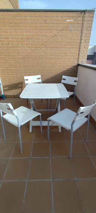 Mesa jardín + 4 sillas blancas