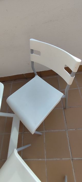 Mesa jardín + 4 sillas blancas