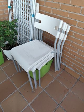 Mesa jardín + 4 sillas blancas