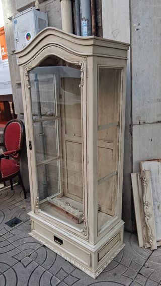 Vitrina antigua de madera y cristal