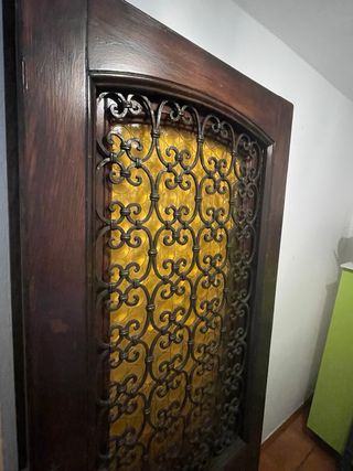 Porta antica in legno con vetrata