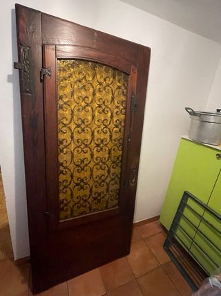 Porta antica in legno con vetrata