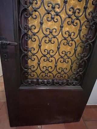 Porta antica in legno con vetrata
