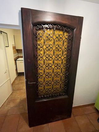 Porta antica in legno con vetrata