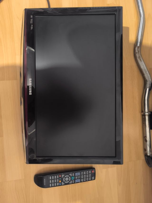 TV Samsung 24" negra