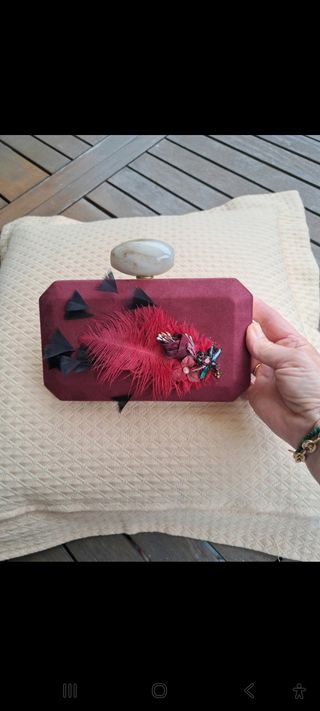 Precioso bolso fiesta  granate. 