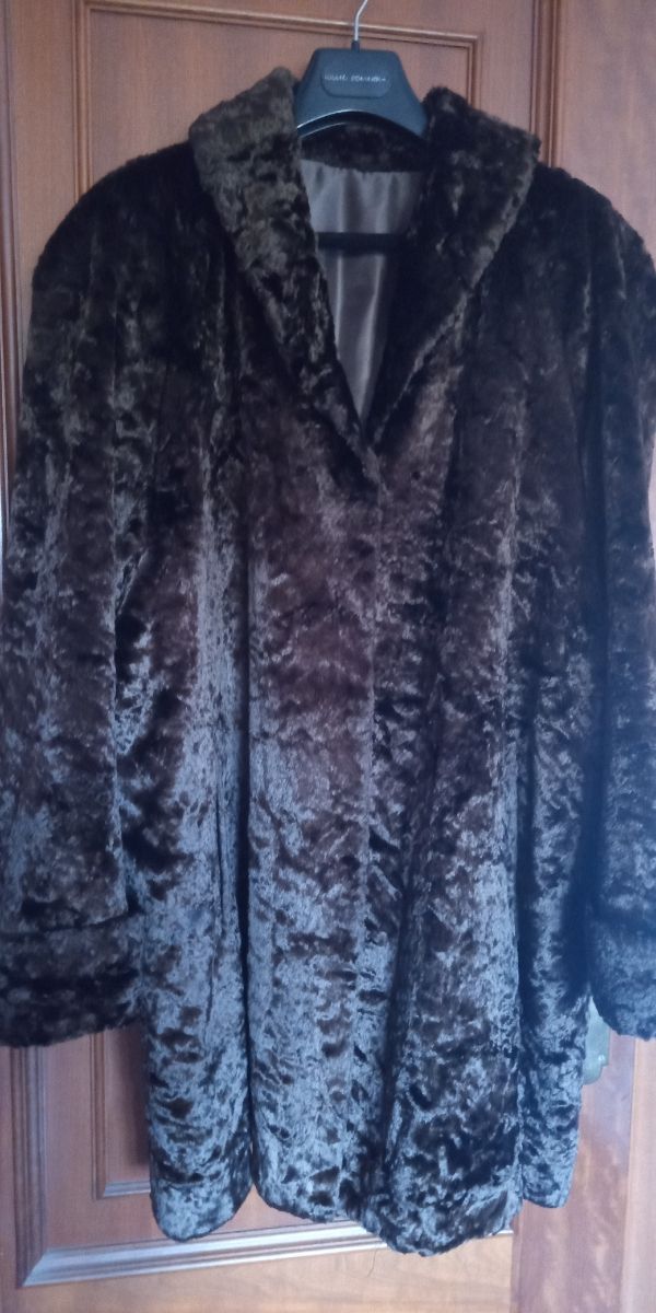 Abrigo marrón de pelo sintético