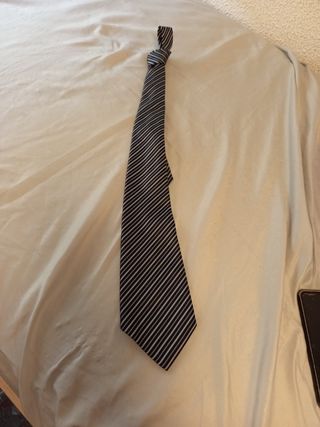 Corbata azul y blanca a rayas