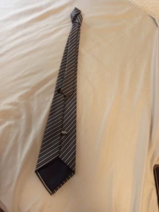 Corbata azul y blanca a rayas