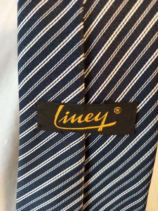 Corbata azul y blanca a rayas